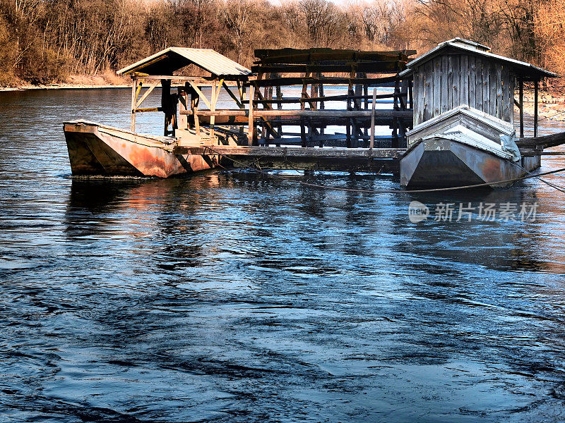 斯洛文尼亚波穆里耶穆拉河上的浮式磨坊