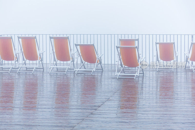 躺椅在大雨中