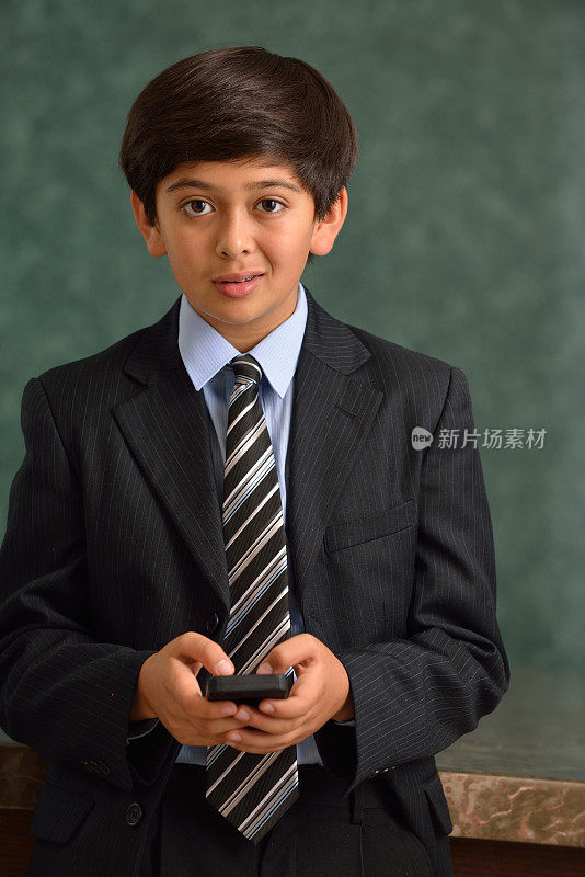 一个穿着商务装的12岁男孩的肖像