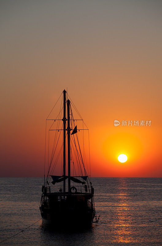 地中海落日上的帆船
