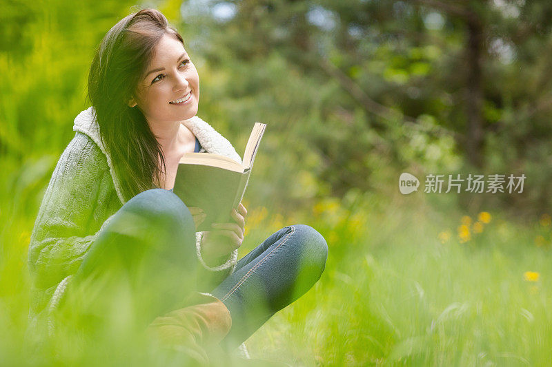 微笑的漂亮女人读小说