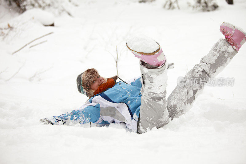 活跃的女人在雪中享受乐趣