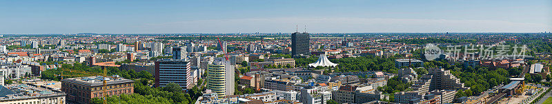 柏林全景城市景观，绿树成荫的大道，办公大楼，夏季德国