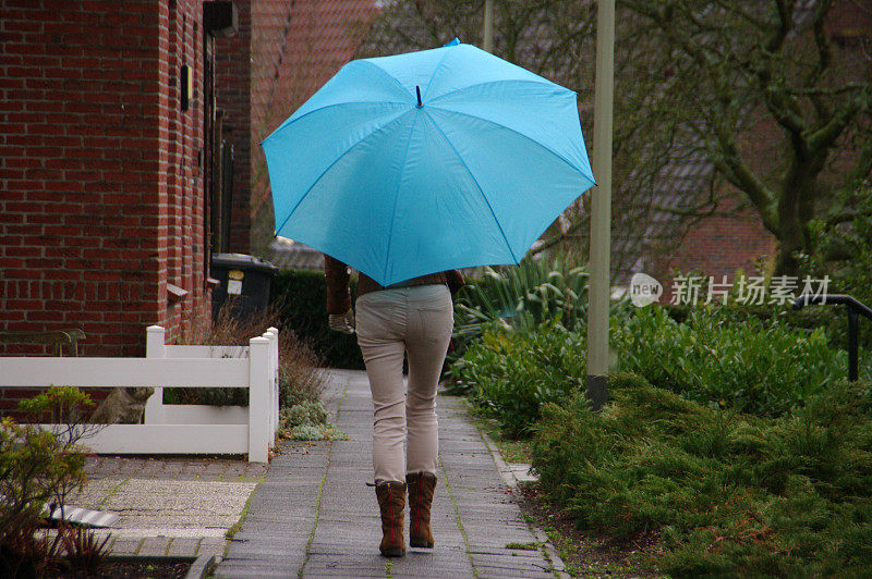 雨中行走的女人