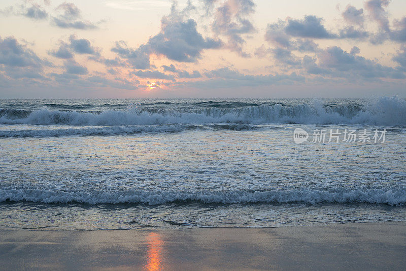 墨西哥埃斯孔迪多港的夕阳和海滩