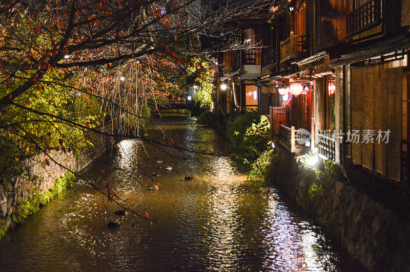 位于日本祗园的日本传统建筑旁边的水渠