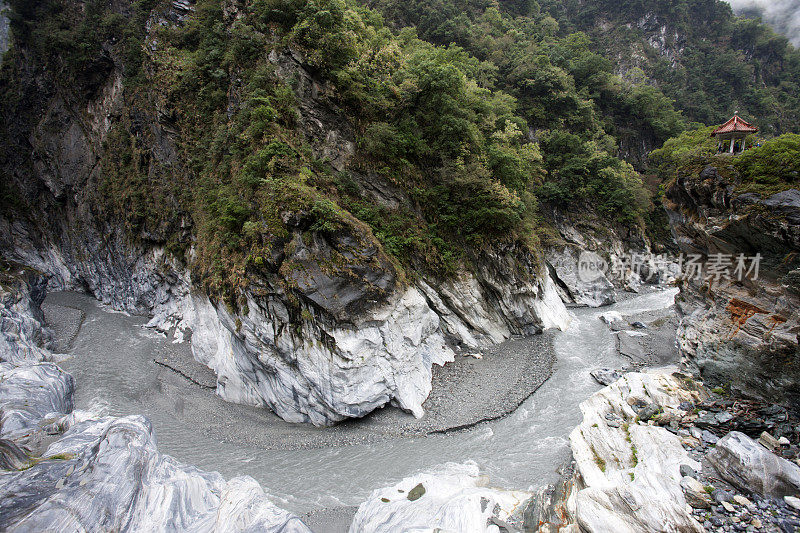 山河在迷雾峡谷中，台湾