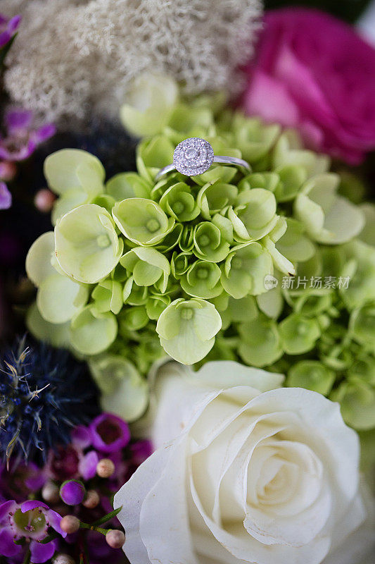 订婚戒指戴在美丽的花束上。