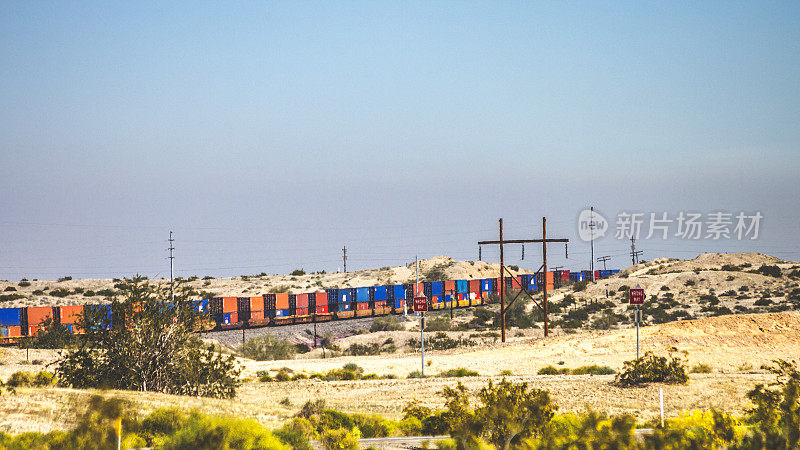 火车穿过沙漠。
