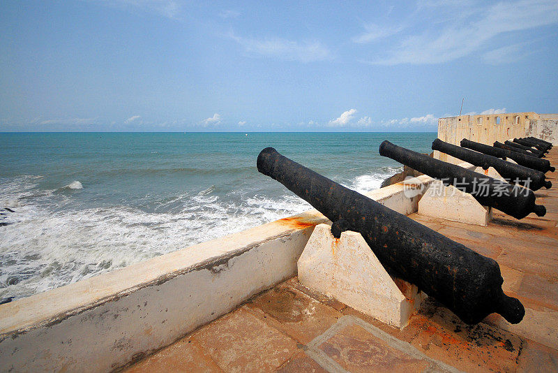 西非加纳:海岸角城堡，大炮和地平线