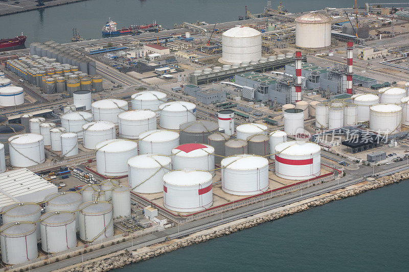 西班牙巴塞罗那港口的工业液态气体储存罐