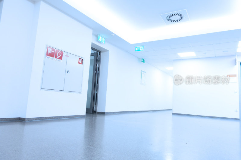 空荡荡的医院走廊——灯火通明
