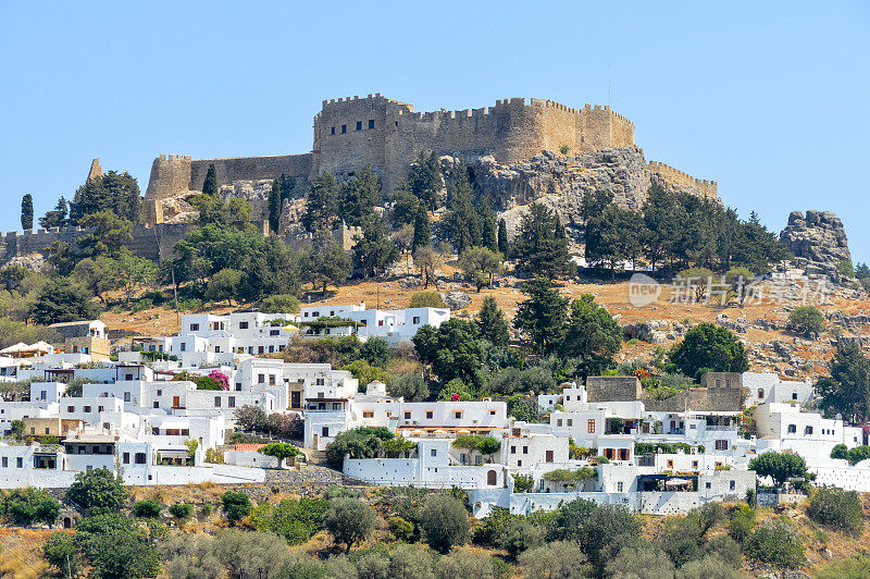 希腊罗得岛的林多斯镇和卫城