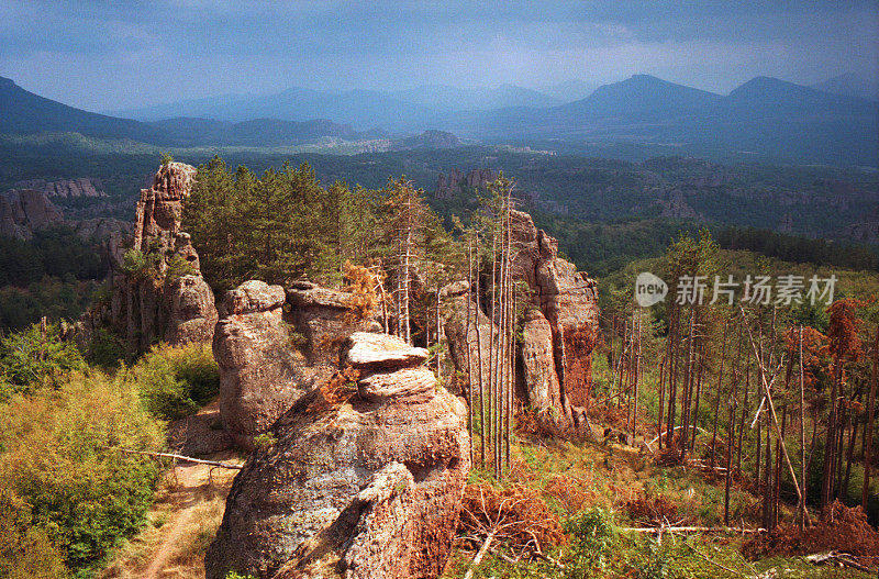 日落在Belogradchik岩石。