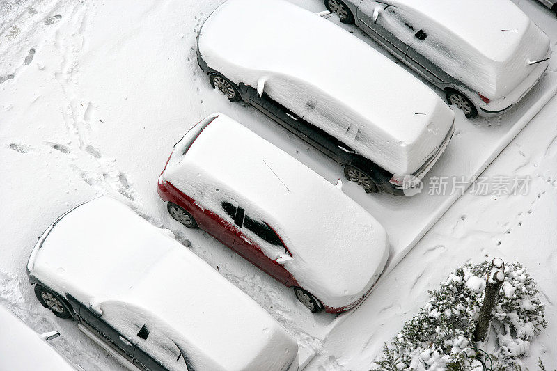 积雪覆盖的停车场