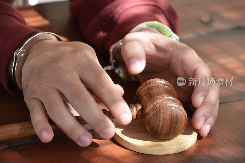 戴着手铐等待法官裁决的人