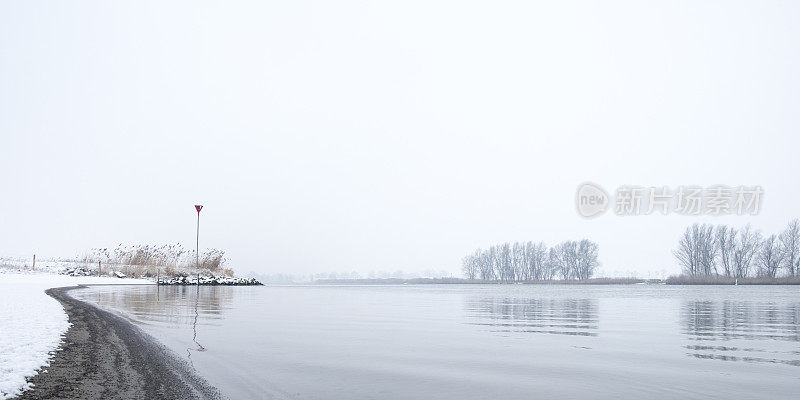 荷兰IJssel河寒冷的冬季景观