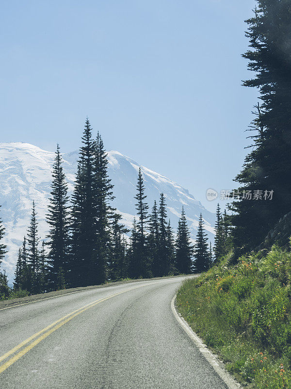 通往雷尼尔山的蜿蜒道路