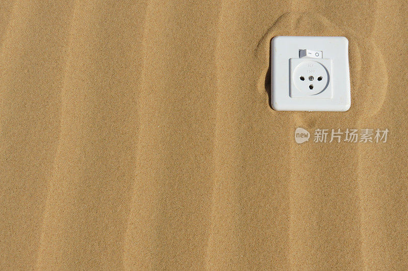 电源插座在沙子里