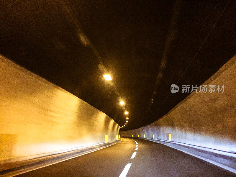 高速夜间汽车驶入隧道