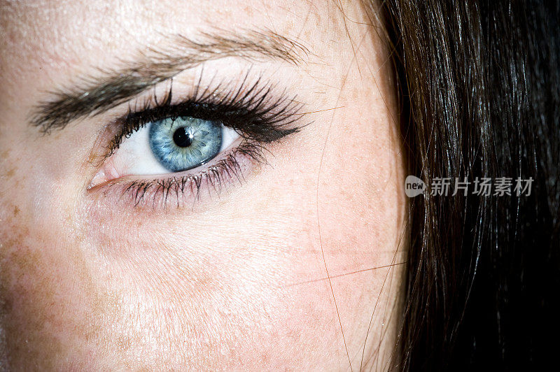 《蓝眼睛的女孩