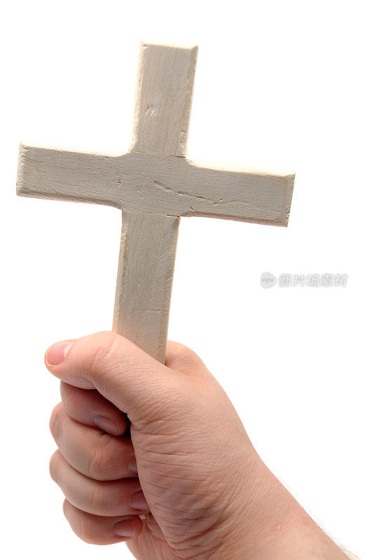 手里拿着一个十字架