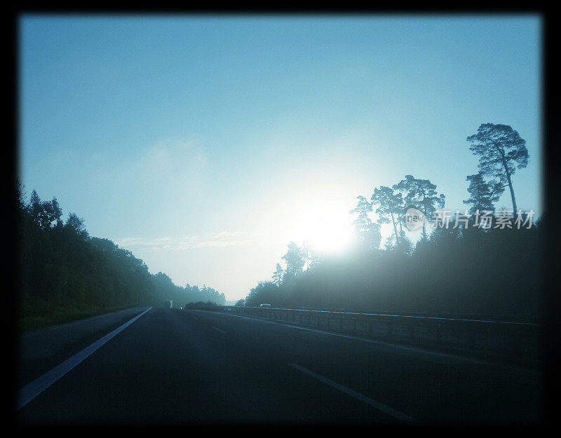 高速公路上寒冷多雾的早晨