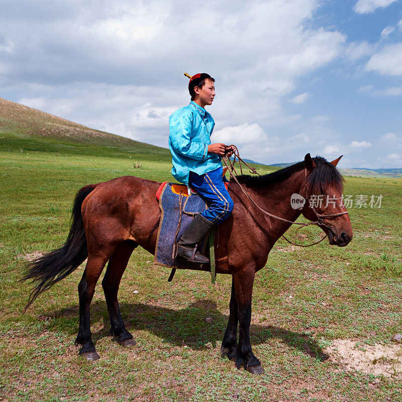 那达慕节期间穿着民族服装的蒙古马背骑士