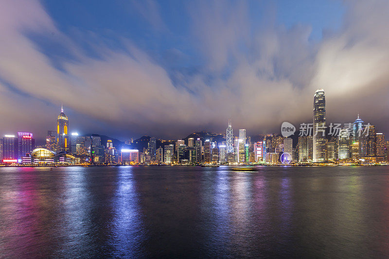 晚上的维多利亚港和香港