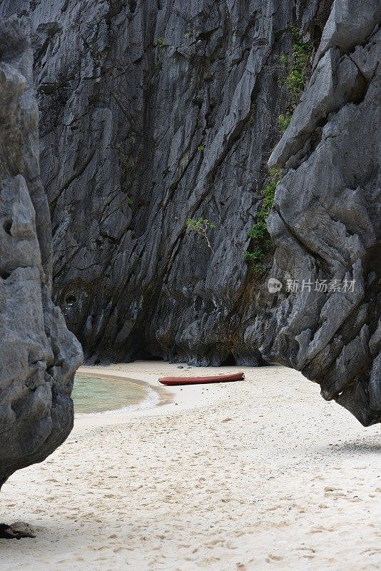 在异国情调的海滩上划着独木舟