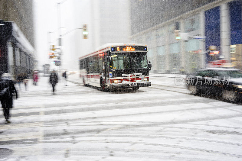 公共交通在暴风雪中