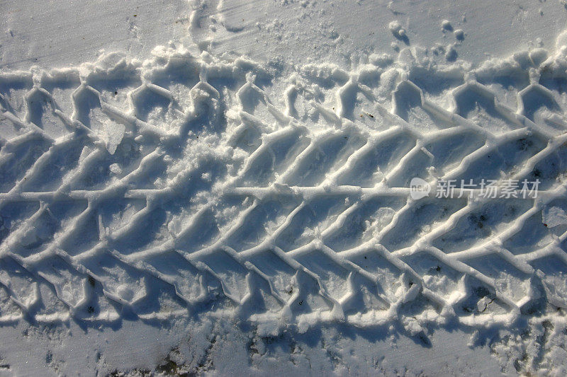 雪地上的轮胎印