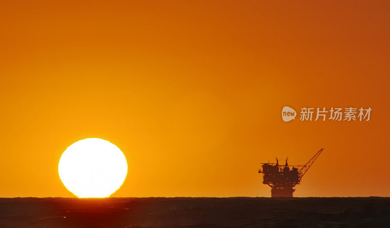 石油生产平台和太阳