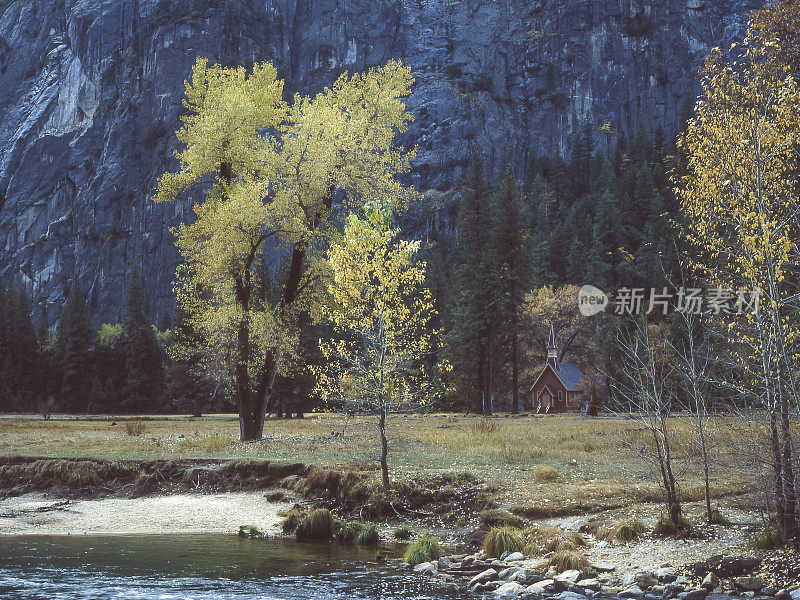 秋天的树木与优胜美地教堂