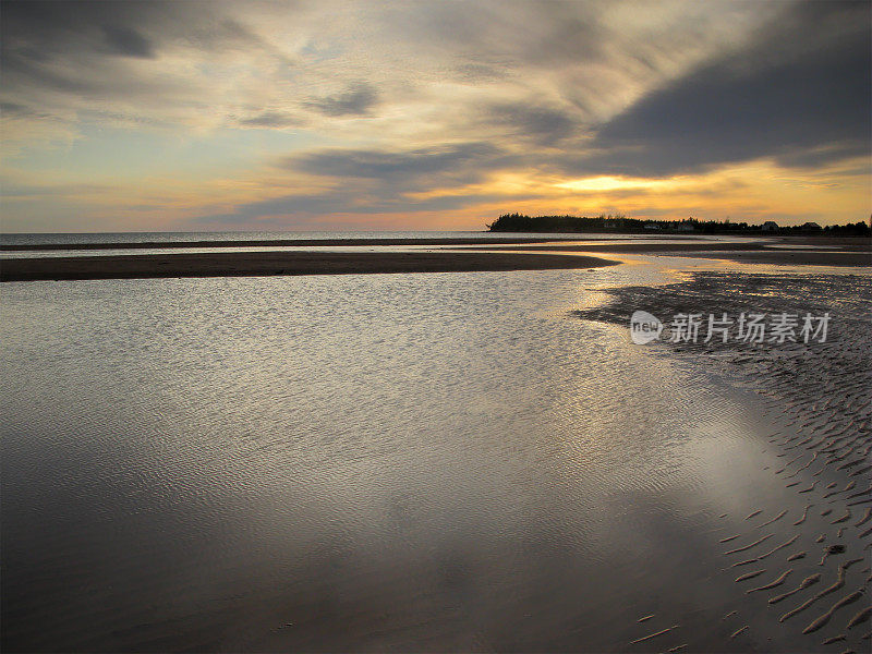 夕阳下的王子爱德华岛海滩。