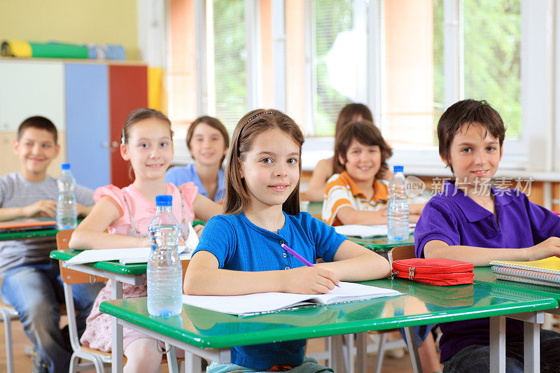 孩子们在学校里学习。