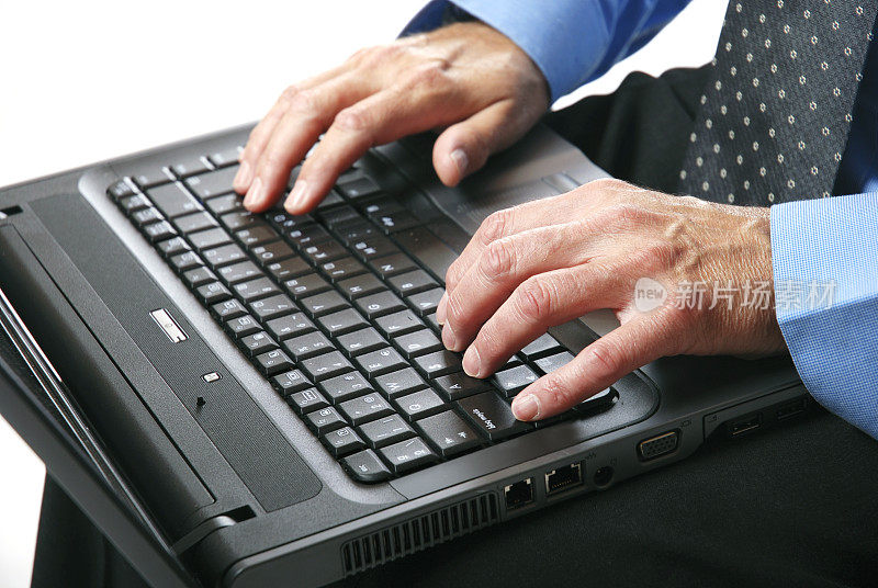 成熟的手在笔记本电脑键盘上