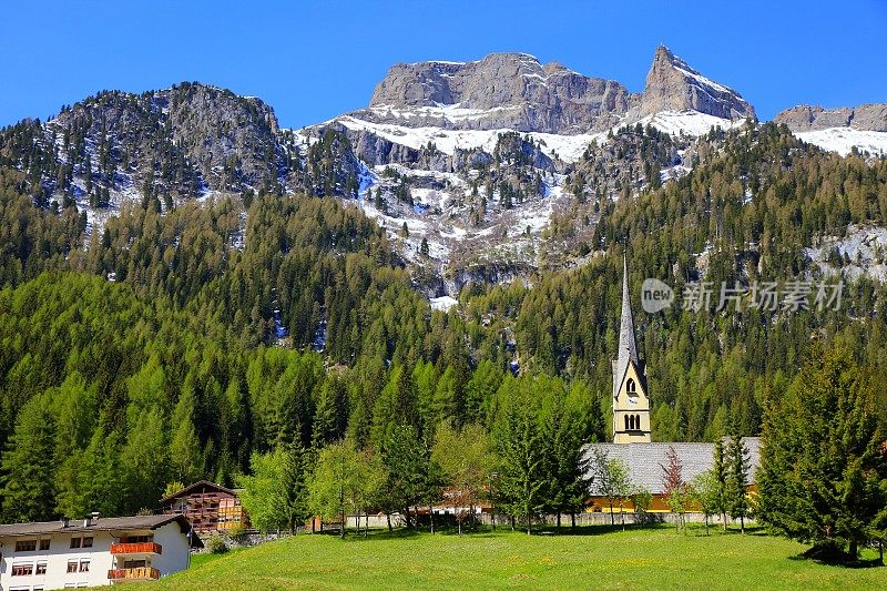 白云石天堂:意大利阿尔卑斯乡村教堂，木屋，绿色山谷