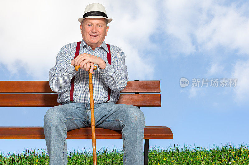 一个坐在长椅上的老人