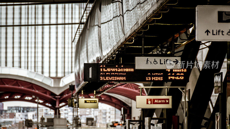 伦敦的现代轻轨火车站