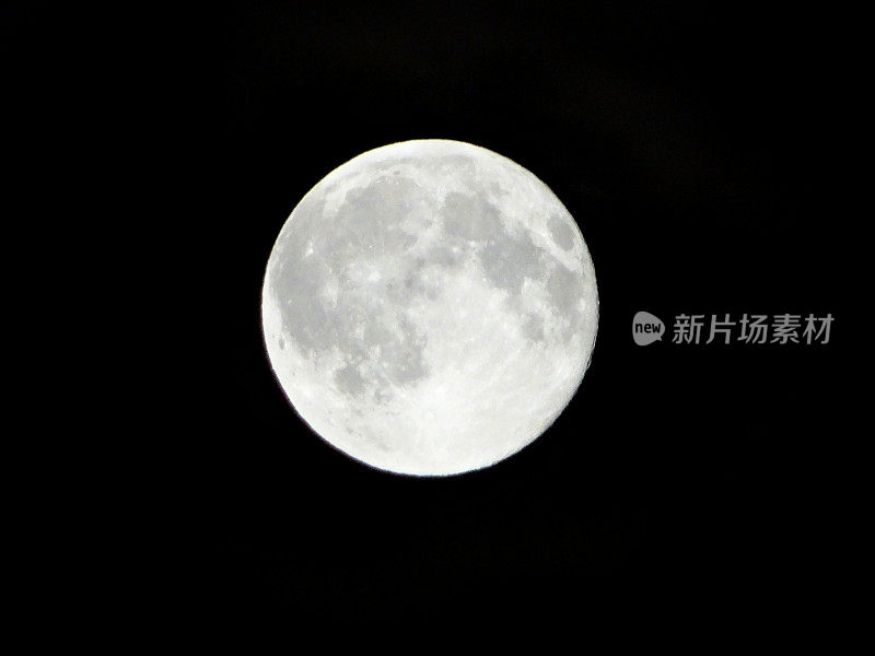 满月在黑暗中闪耀，夜晚没有星星的天空