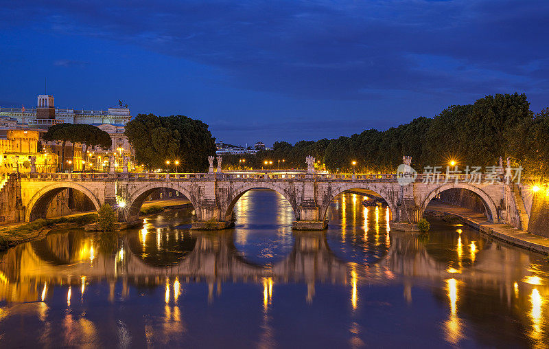 圣安杰洛大桥夜景。罗马。意大利。