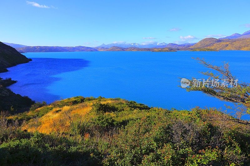 佩霍湖日出-托雷斯·德尔·潘宁山丘，巴塔哥尼亚荒野