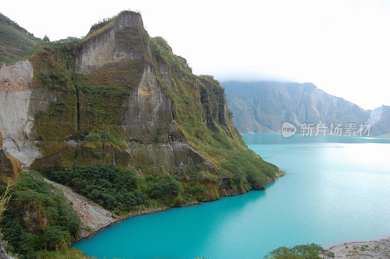 皮纳图博火山蓝色湖-菲律宾