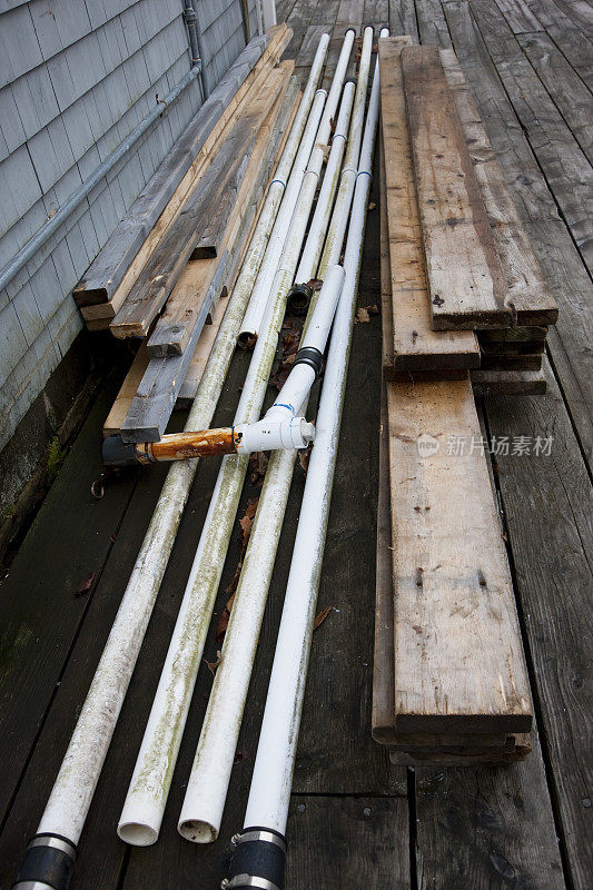 木甲板上的旧管子和烂木板