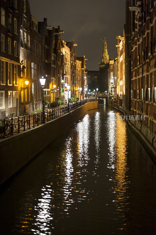 阿姆斯特丹运河在夜间