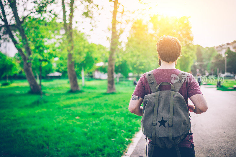 一个年轻英俊的男人背着背包在欧洲旅行