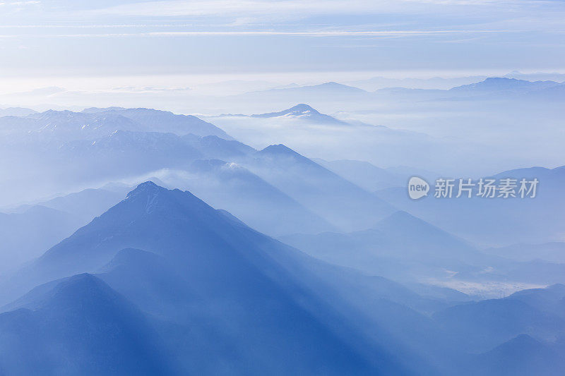 土耳其达拉曼·费提耶·穆格拉附近大雾弥漫的高山