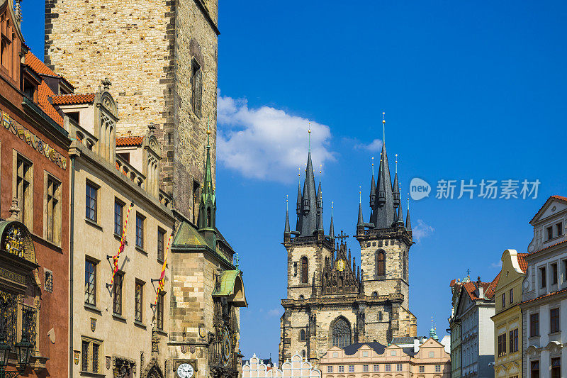 布拉格老城美丽的建筑，古老的市政厅和泰恩教堂都是可见的。