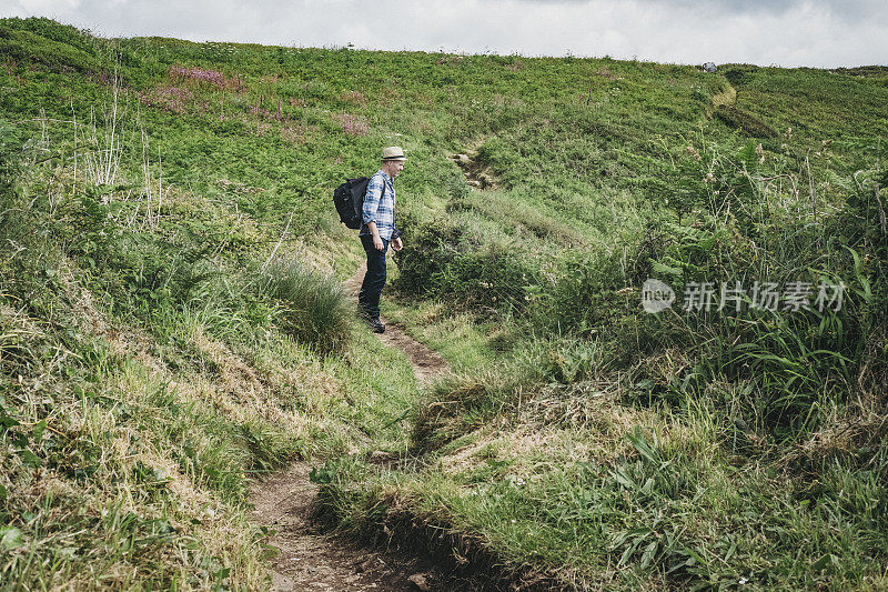 沿着西南海岸小径行走的人，康沃尔附近的波斯科诺。